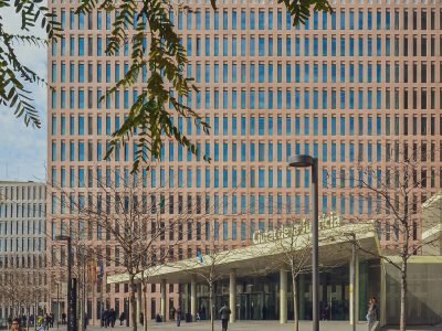 Elegant modern architecture of a government building in a bustling city street.